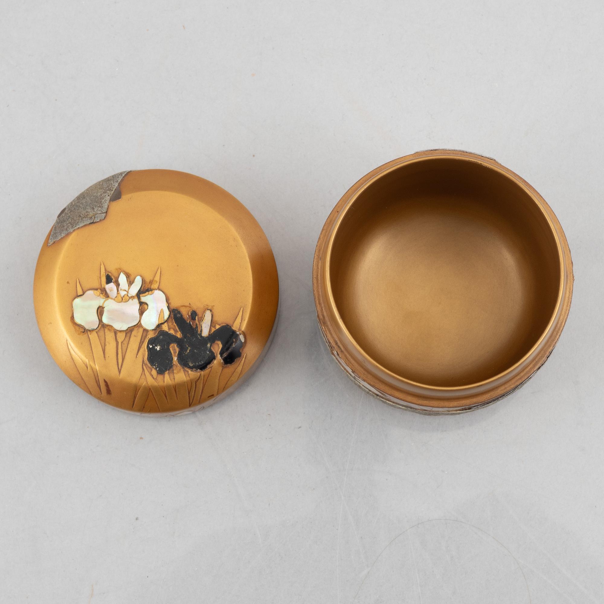A Japanese porcelain tureen with cover and a lacquer box with cover, early 20th century.