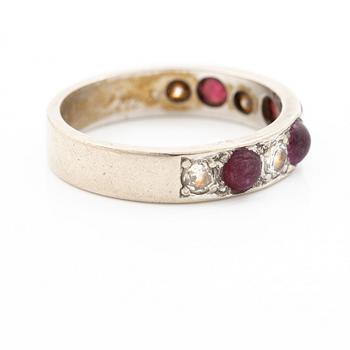 Ring in 18K white gold with rubies and brilliant-cut diamonds.