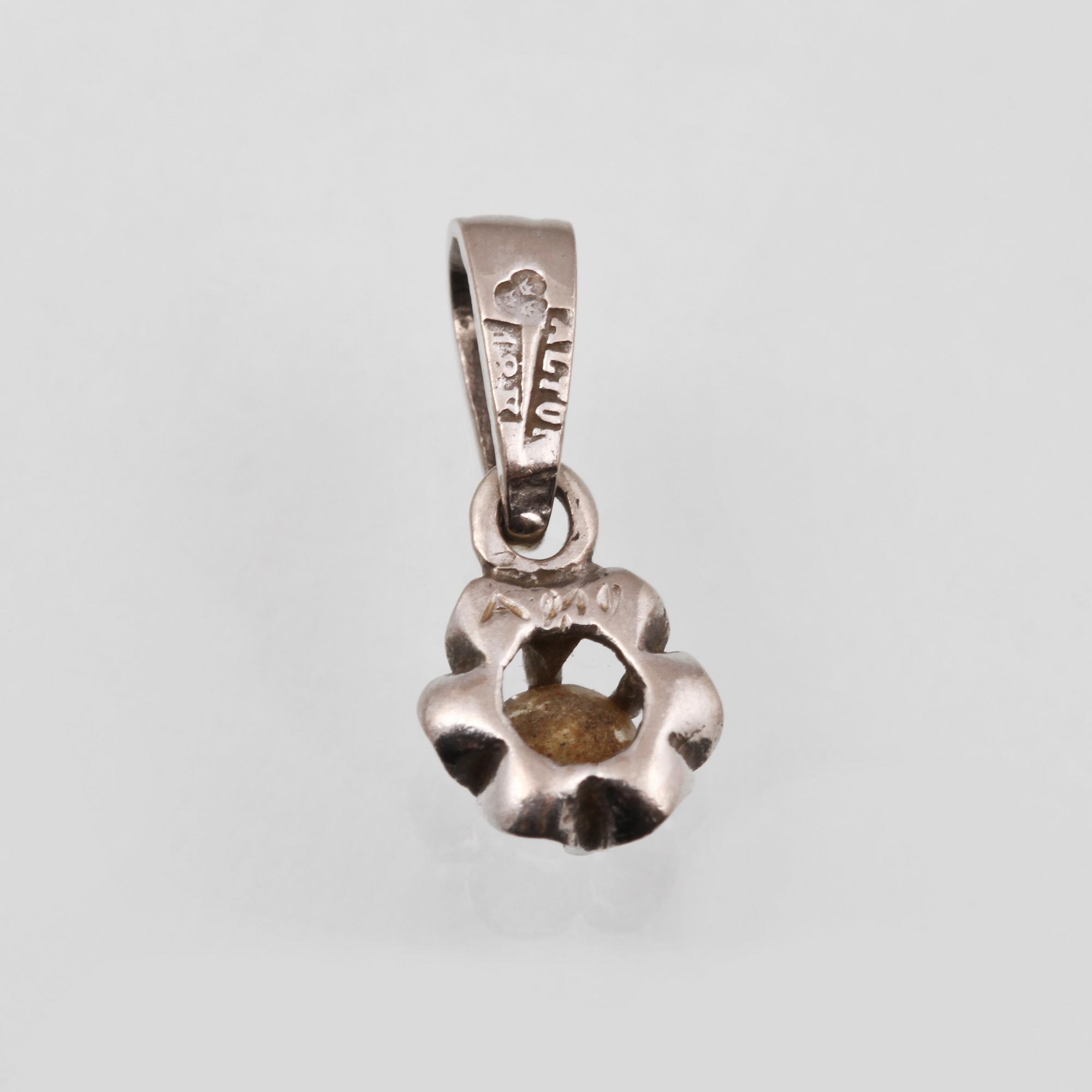 HÄNGE, 18K vitguld med briljantslipad diamant, Alton, Falköping. Vikt 0,6 gram.