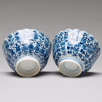 Six (2+2+2) blue and white cups with five (2+2+1) dishes, Qing dynasty, Kangxi (1662-1722).