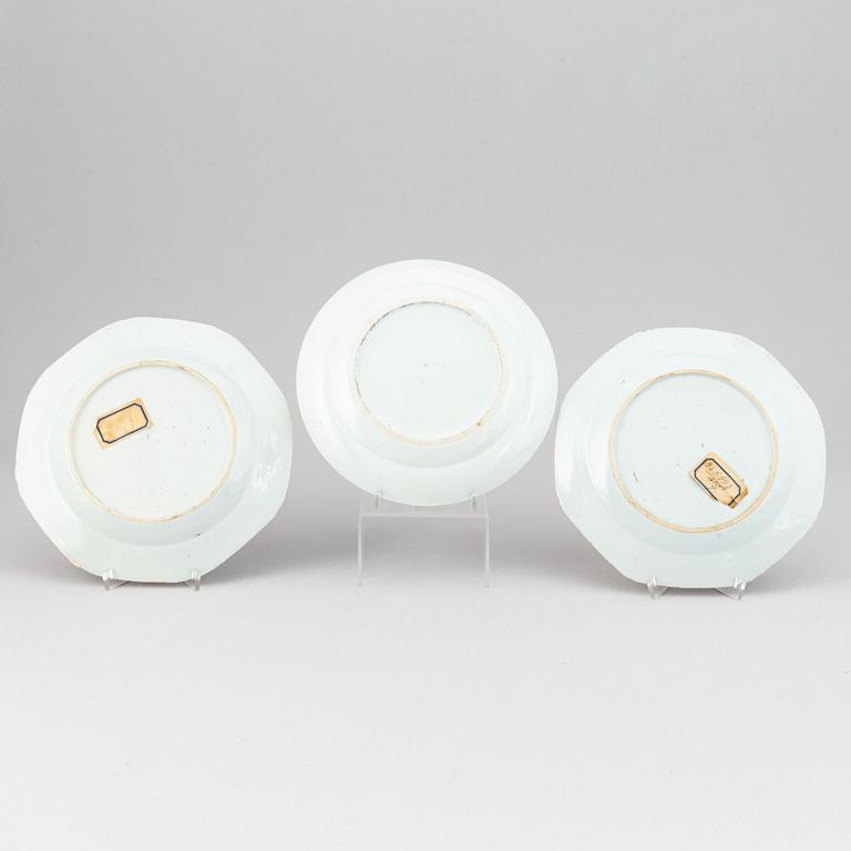 A set with three Chinese dinner plates, Qing dynasty, 18th/19th Century.