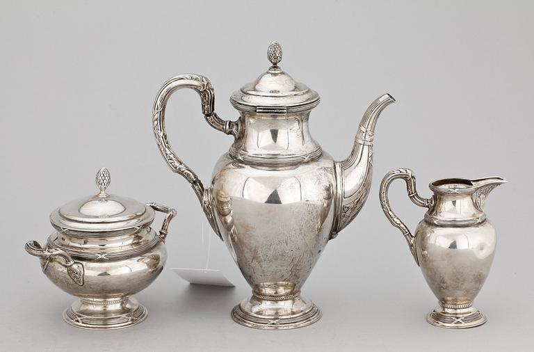 KAFFESERVIS, 3 delar. Silver, C.G. Hallberg, Stockholm 1907. Sengustaviansk stil. Totalvikt ca 1100 gram.