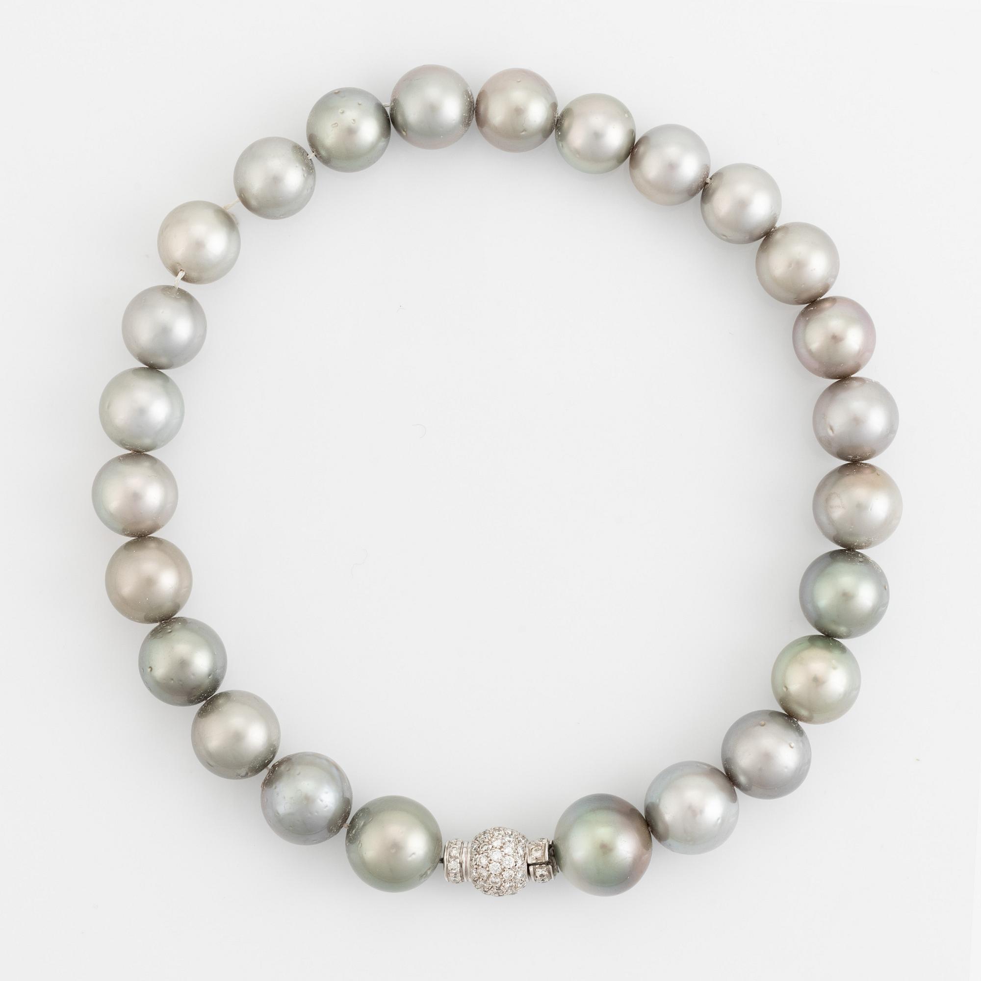 Collier med odlade Tahitipärlor och lås 18K vitguld med briljantslipade diamanter totalt ca 1,5 ct.