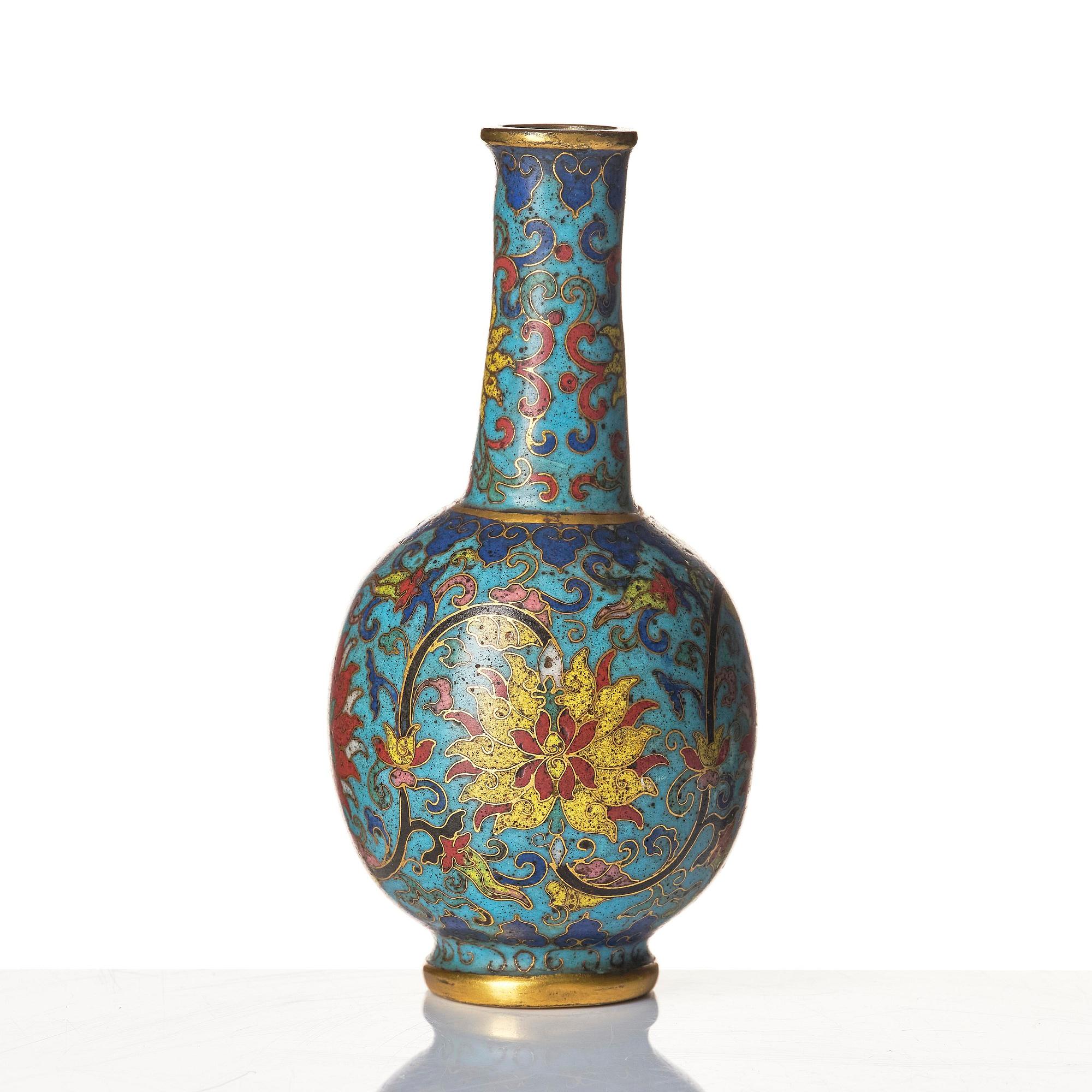 Vas, cloisonné. Qingdynastin, med Qianlongs märke och period (1736-95).