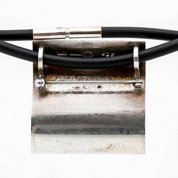 Georg Jensen hänge/brosch på gummi-vajer, sterling silver, ca 4 x 4 cm, längd ca 45 cm, nr 432.