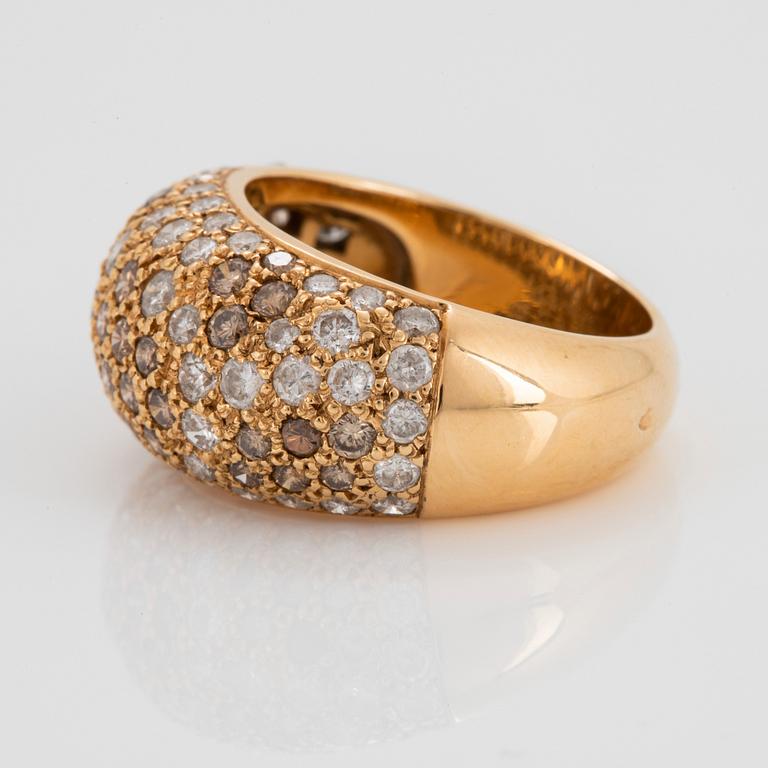 A Cartier "Sauvage" ring in 18K gold set with white and brown round brilliant-cut diamonds.