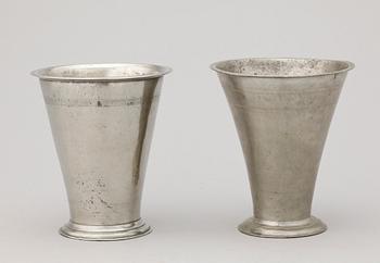 GRÖTSKÅL SAMT 2 BÄGARE, tenn, b.la. Johan Norström, Arboga 1825.