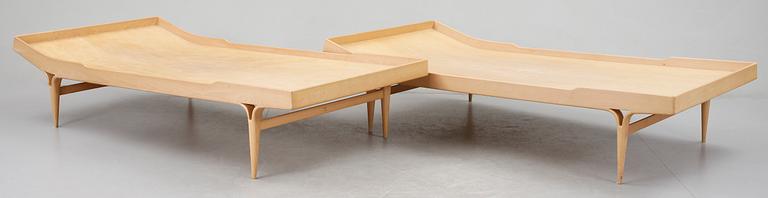 SÄNGAR, ett par, Modell "T 303 Berlin 60", Bruno Mathsson för Firma Karl Mathsson, Värnamo, formgiven 1960.