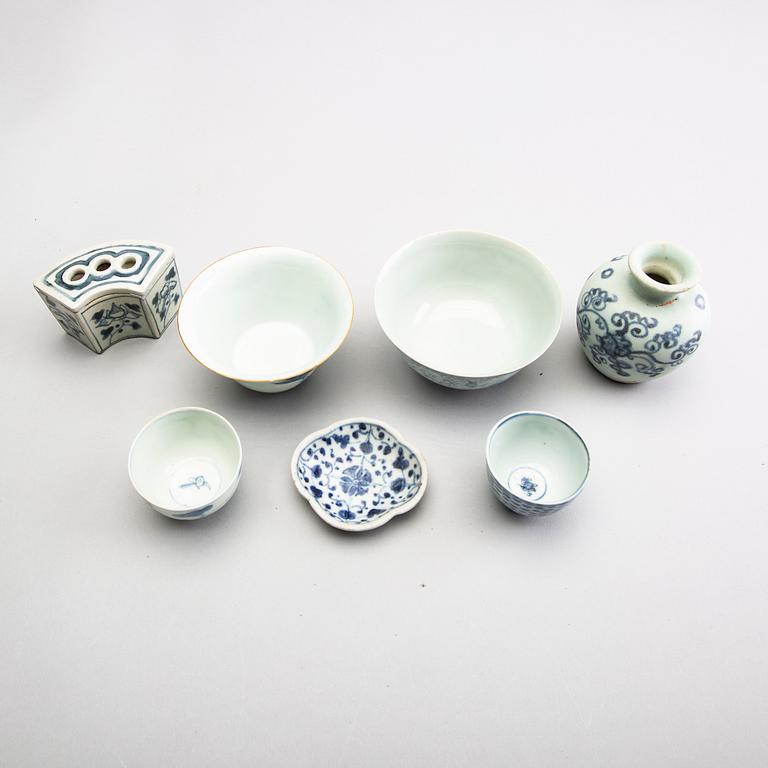 A group of seven blue and white porcelain pieces, some Ming dynasty (1368-1644).