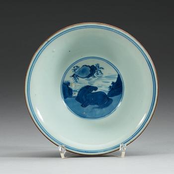 A blue and white Transitional bowl, 17th Century.