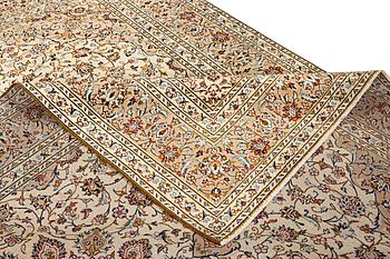 A Kashan carpet, a. 346 x 240 cm.