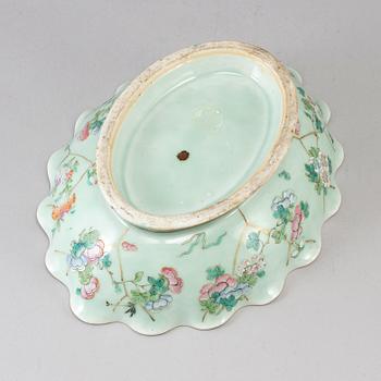 A famille rose bowl, late Qing dynasty, circa 1900.