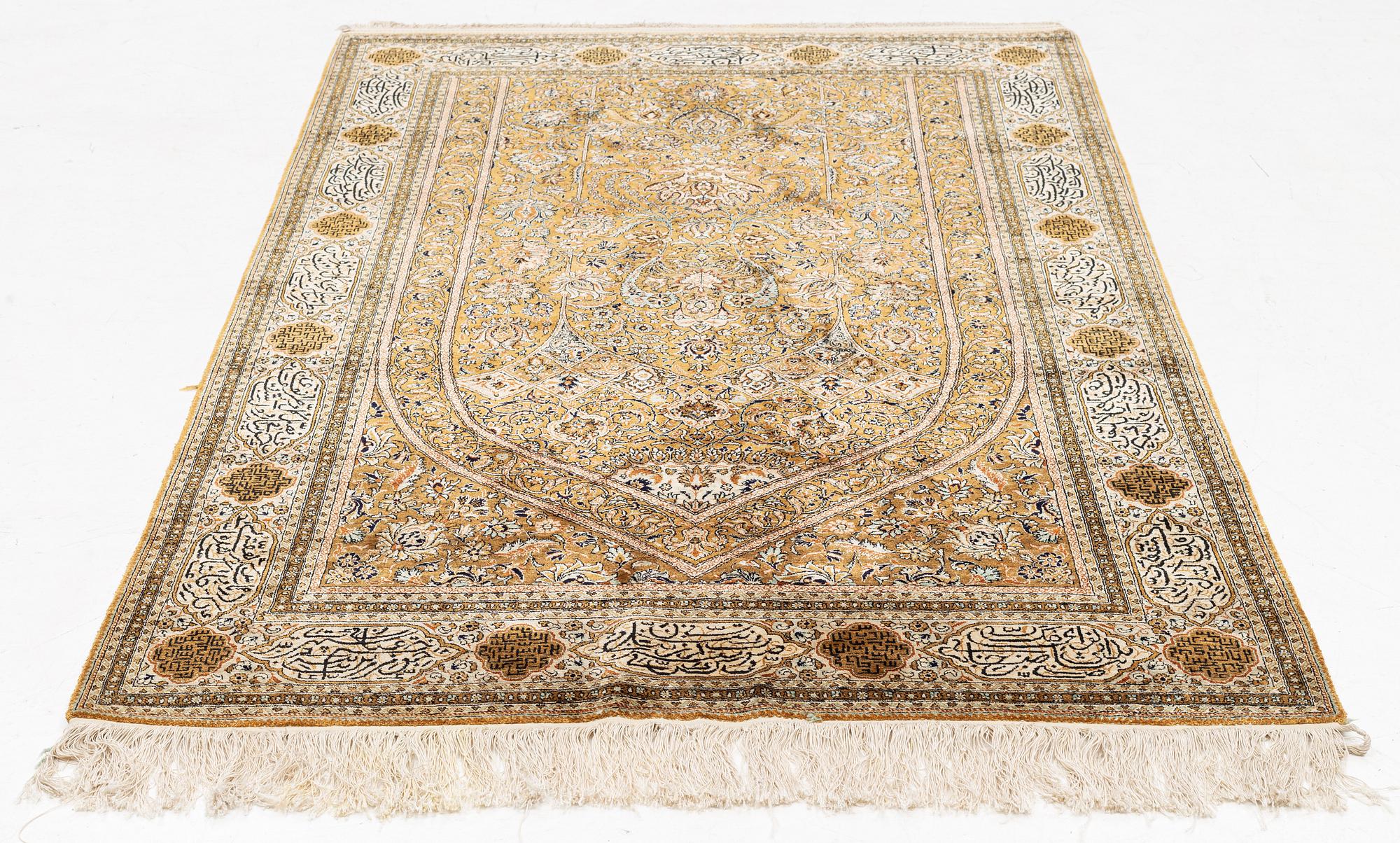 Matta, silke Ghom, ca 213 x 140 cm.