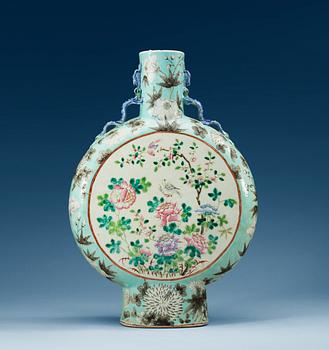 1649. PILGRIMSKRUS, porslin. Qing dynastin, ca 1900.