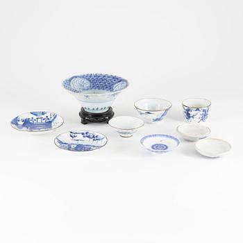 A group of five pieces of blue and white Chinese porcelain, Qing dynasty, 19th Century.