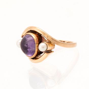 Elon Arenhill, ring in 18K gold with a cabochon-cut amethyst and cultured pearls.