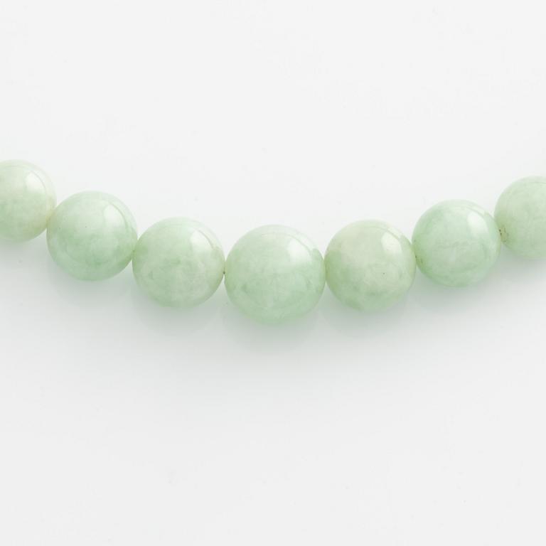 Collier jade med silverlås.