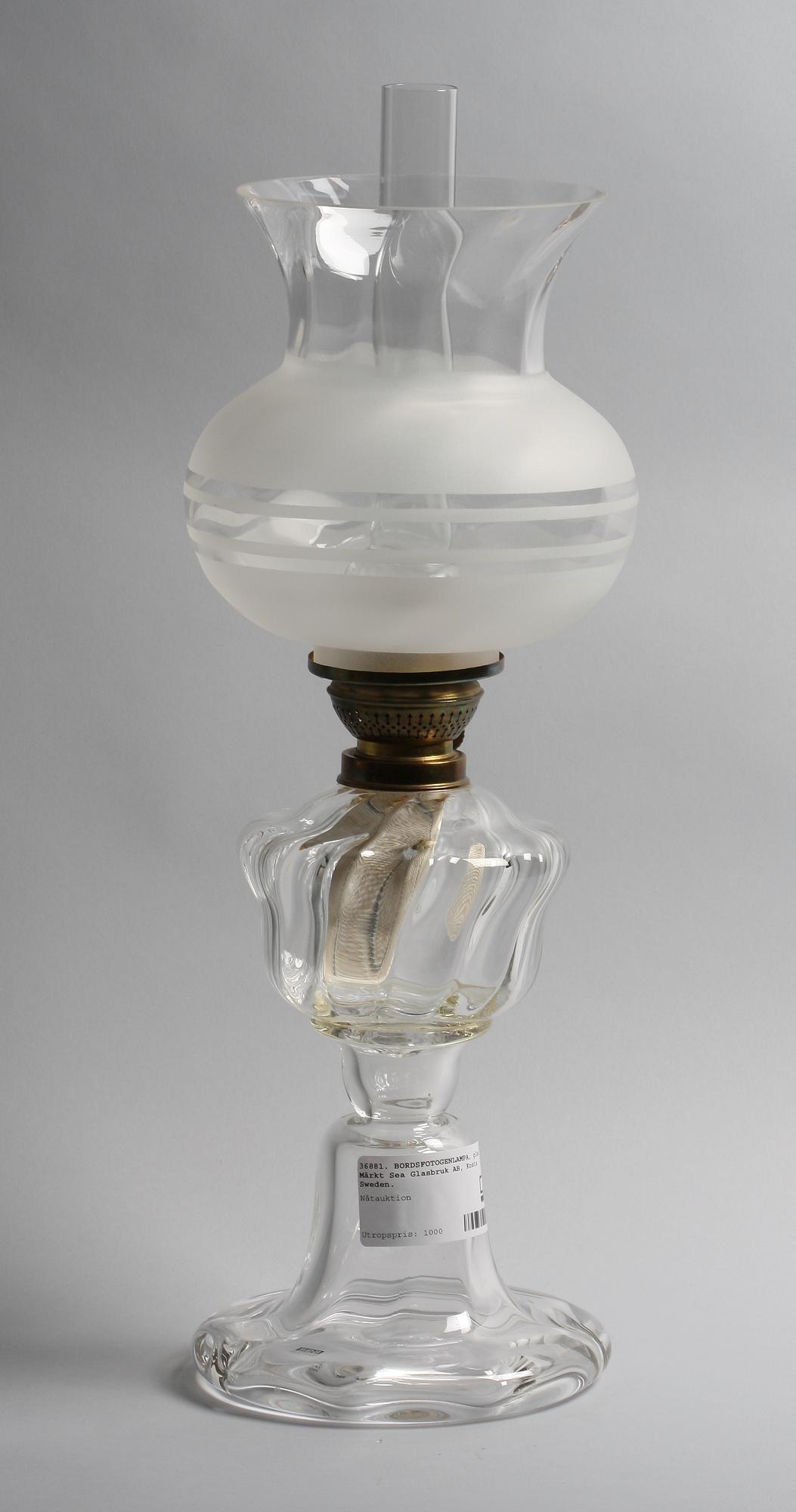 BORDSFOTOGENLAMPA, glas. Märkt Sea Glasbruk AB, Kosta Sweden.