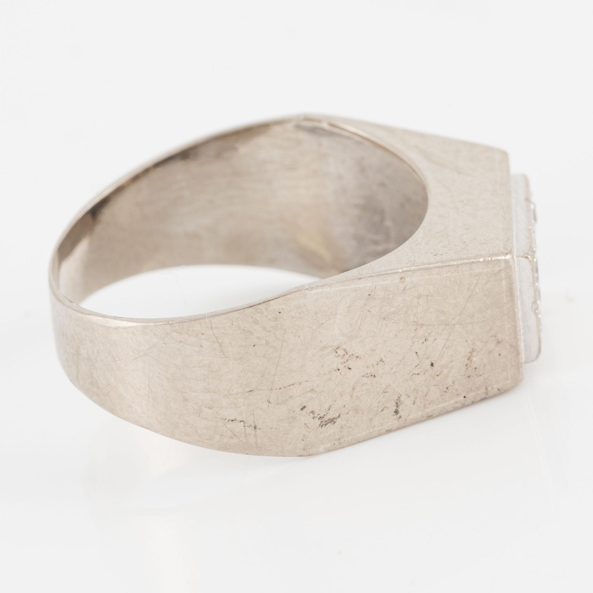 Ring, 18K vitguld med åttkantslipade diamanter.