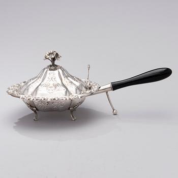 A Montejo silver tureen with wooden handle, Spain, Finnish control hallmarks, Helsinki 1957.