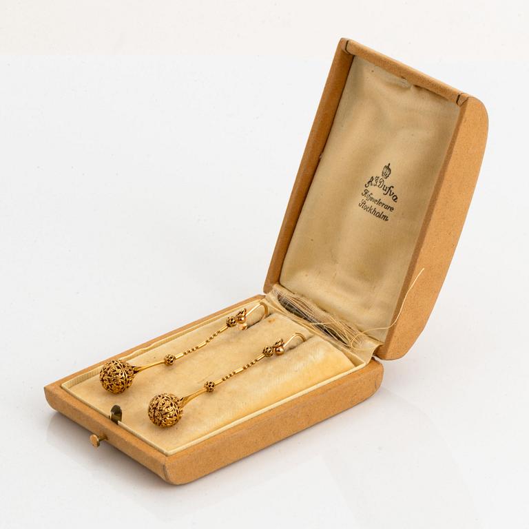 Ett par örhängen, guld.