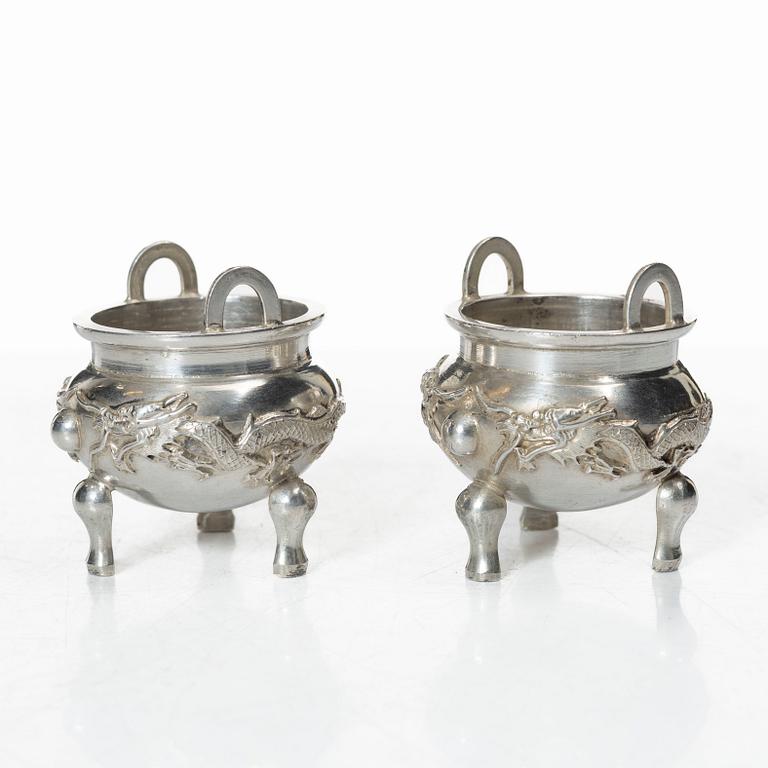 Saltkar ett par, silver, Kina, 1900-tal.