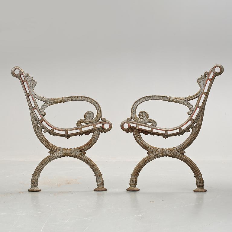 TRÄDGÅRDSGAVLAR, ett par, gjutjärn, 1900-tal.