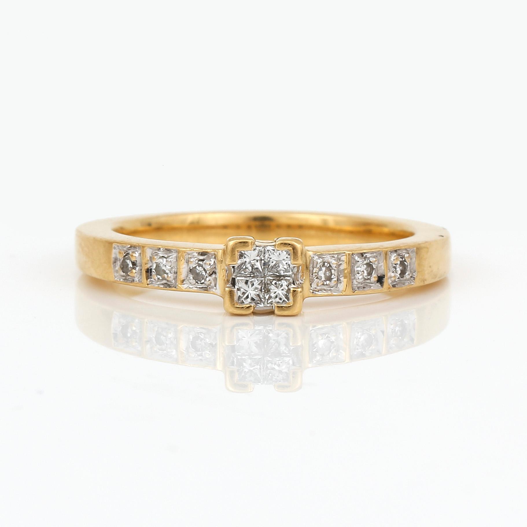 RING, 18K guld med åttkant och prinsesslipade diamanter, tot ca 0,26 ct. Total vikt ca 5,49 g.