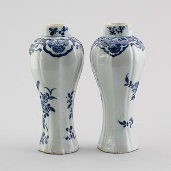 VASER, 1 par, porslin, Kina, Qianlong 1736-1795.