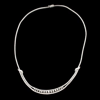 COLLIER, 18K vitguld med briljantslipade diamanter tot. ca 0,60 ct. Vikt 26,3 g.