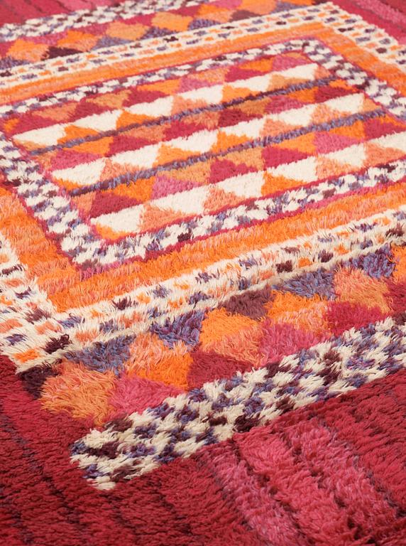 RUG. "Eldryan". Knotted pile. 163,5 x 123 cm. Signed AB MMF MR.