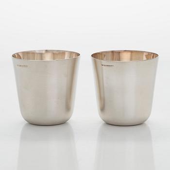 A silver punch bowl with ladle and six beakers, Auran Kultaseppä, Turku 1975-76. In original wooden box.