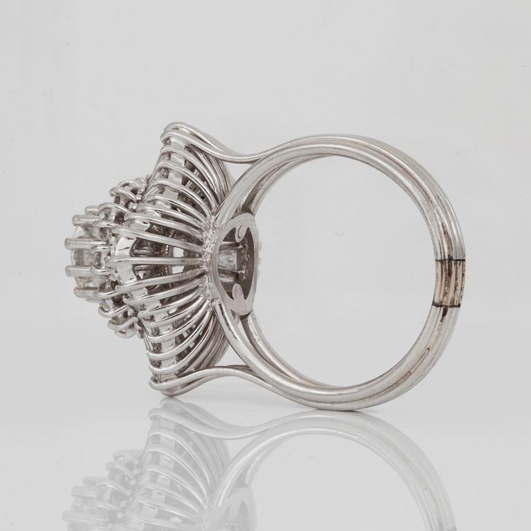 A brilliant- and trapezoid-cut diamond ring. Center diamond circa 1.10 cts and surrounding diamonds circa 1.00 ct.