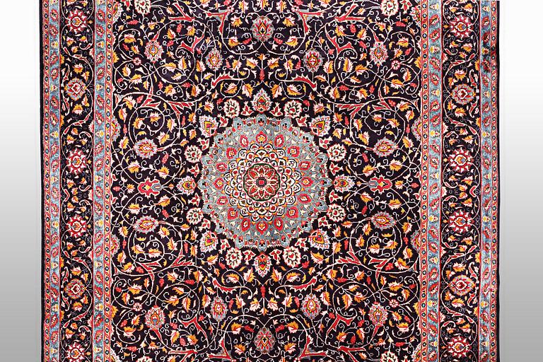 A carpet, Kashan, ca 354 x 242 cm.