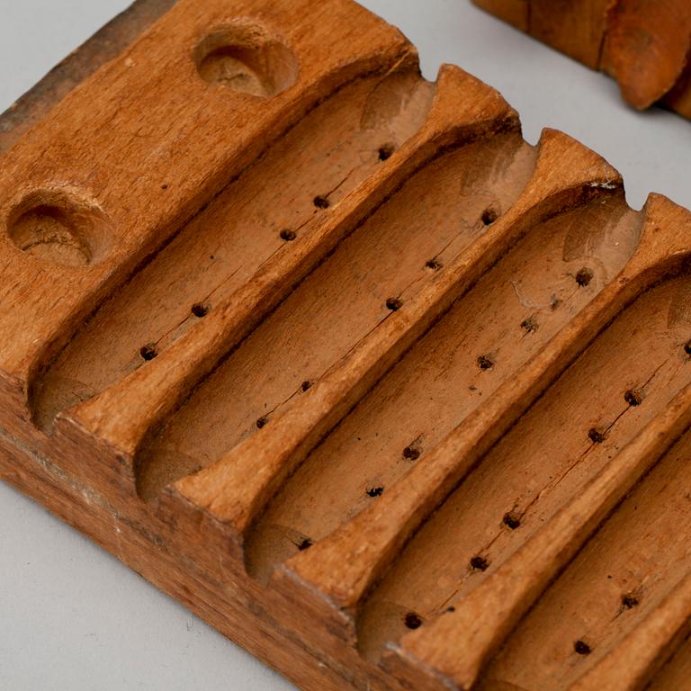 TOBAKSKVARN SAMT CIGARRPRESS, trä, omkring 1900.