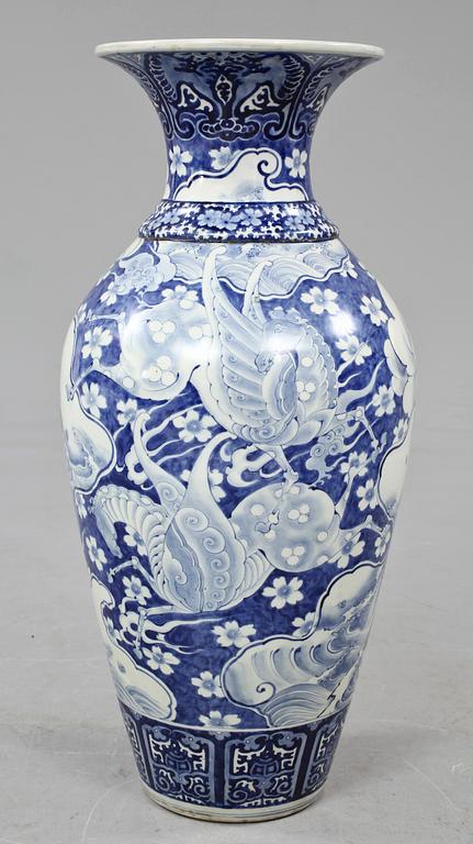 GOLVURNA, porslin, Japan, 1800-tal.