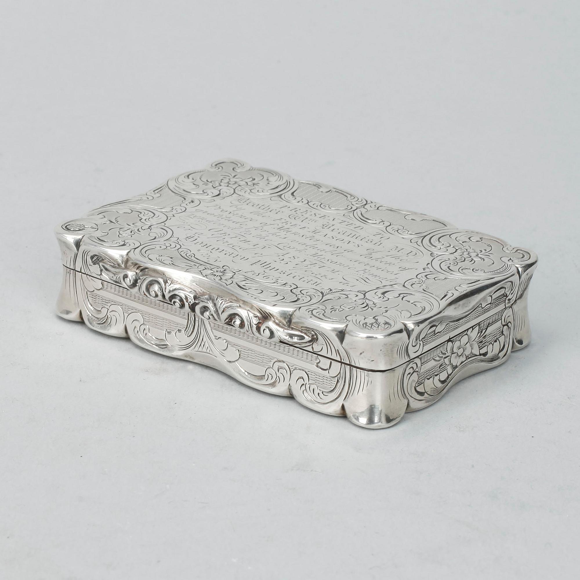 SNUSDOSA, för frimurare, silver, Birmingham England 1852. Vikt ca 135 gram.