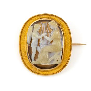 506B. Brosch 18K guld med camé i agat.