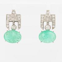 Örhängen platina med cabochonslipade smaragder och gammalslipade diamanter.