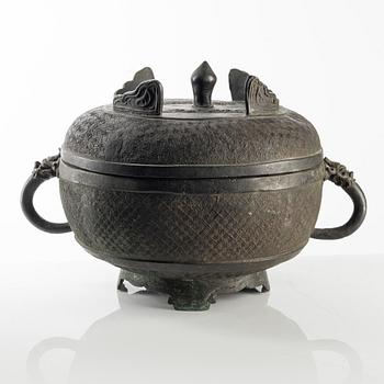 A Chinese archaic bronze ritual vessel with cover, late Ming/early Qing.