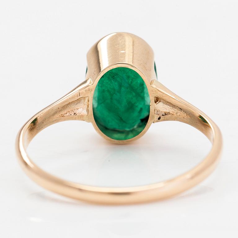 A 14K gold ring, with an oval-cut emerald approx. 2.22 ct. Finnish hallmarks 1982. With IGI certificate.