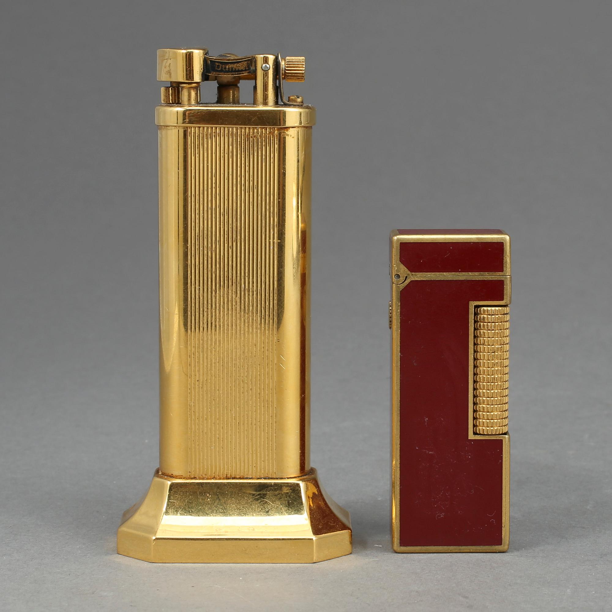 CIGARETTÄNDARE, 2 st, båda märkta Dunhill, England respektive Schweiz, 1900-talets första hälft.