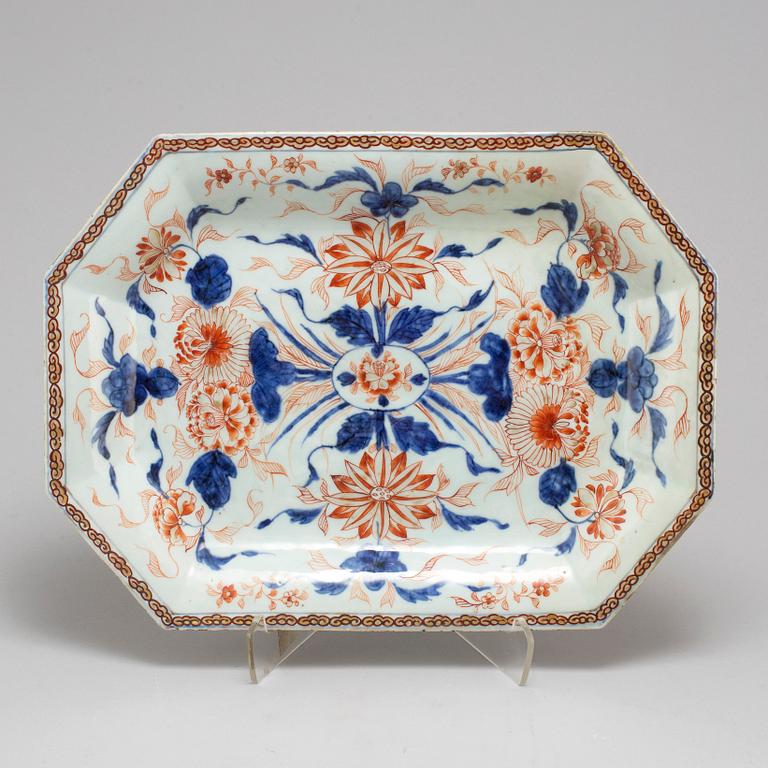 A imari export serving dish, Qing dynasty, Qianlong (1736-95).