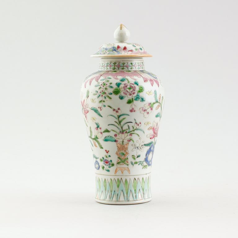 LOCKURNA, porslin, Kina, sannolikt 1800-tal.