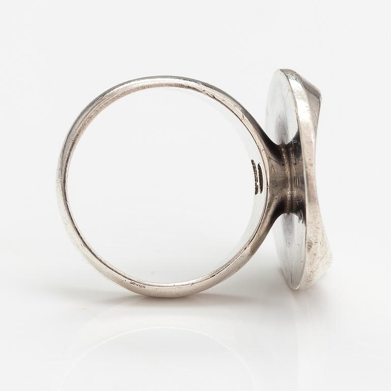 Riipus malli 423 ja sormus malli 107, sterlinghopeaa. Georg Jensen, Tanska.