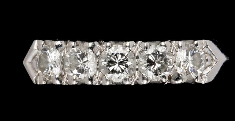 RING, 14 k vitguld med briljantslipade diamanter, tot ca 0.60 ct.