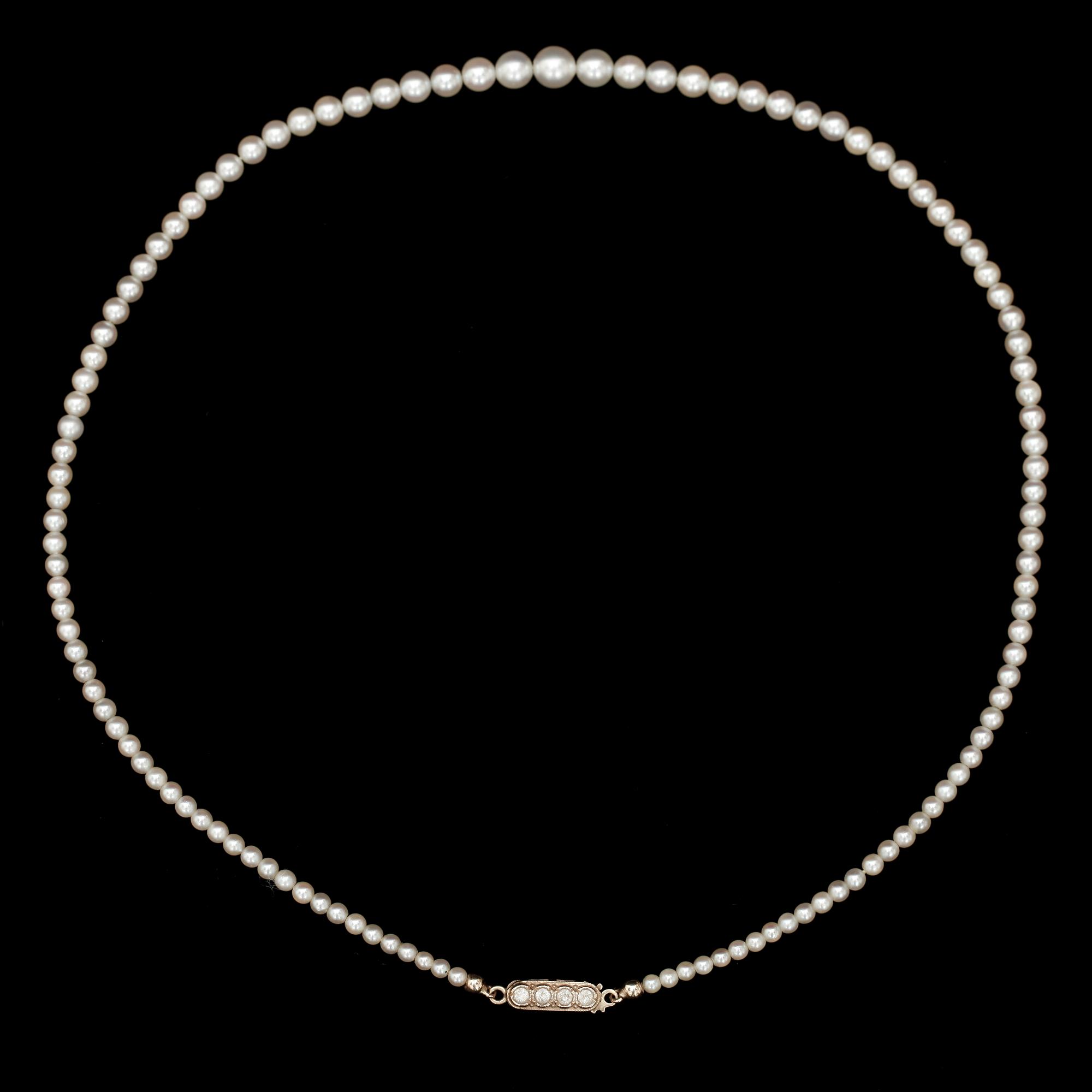 COLLIER, pärlor. Med lås i 18k guld och små diamanter. Juveleralre AB J Petterssons Eftr., Stockholm 1951.