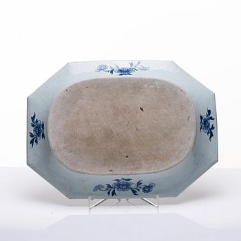 A blue and whiteChinese Export serving dish, Qing dynasty, Qianlong (1736-95).