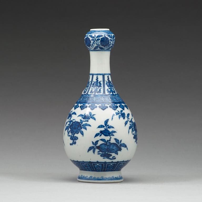 A blue and white 'garlic-head' vase, Qing dynasty, with Qianlongs mark.