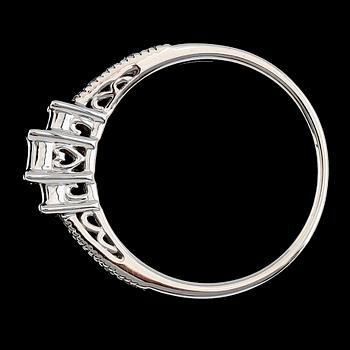 RING, 10K vitguld, baguett- och briljantslipade diamanter tot ca 0.48 ct. Vikt ca 2 g.
